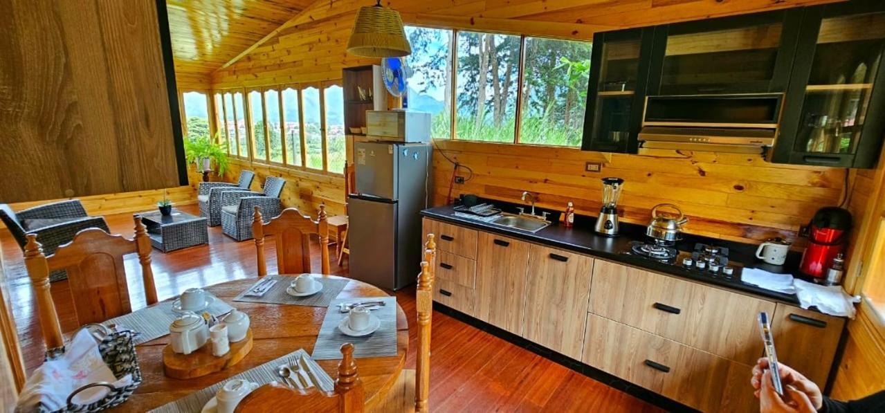Hassinger Ranch Cabanas Оксапампа Екстериор снимка