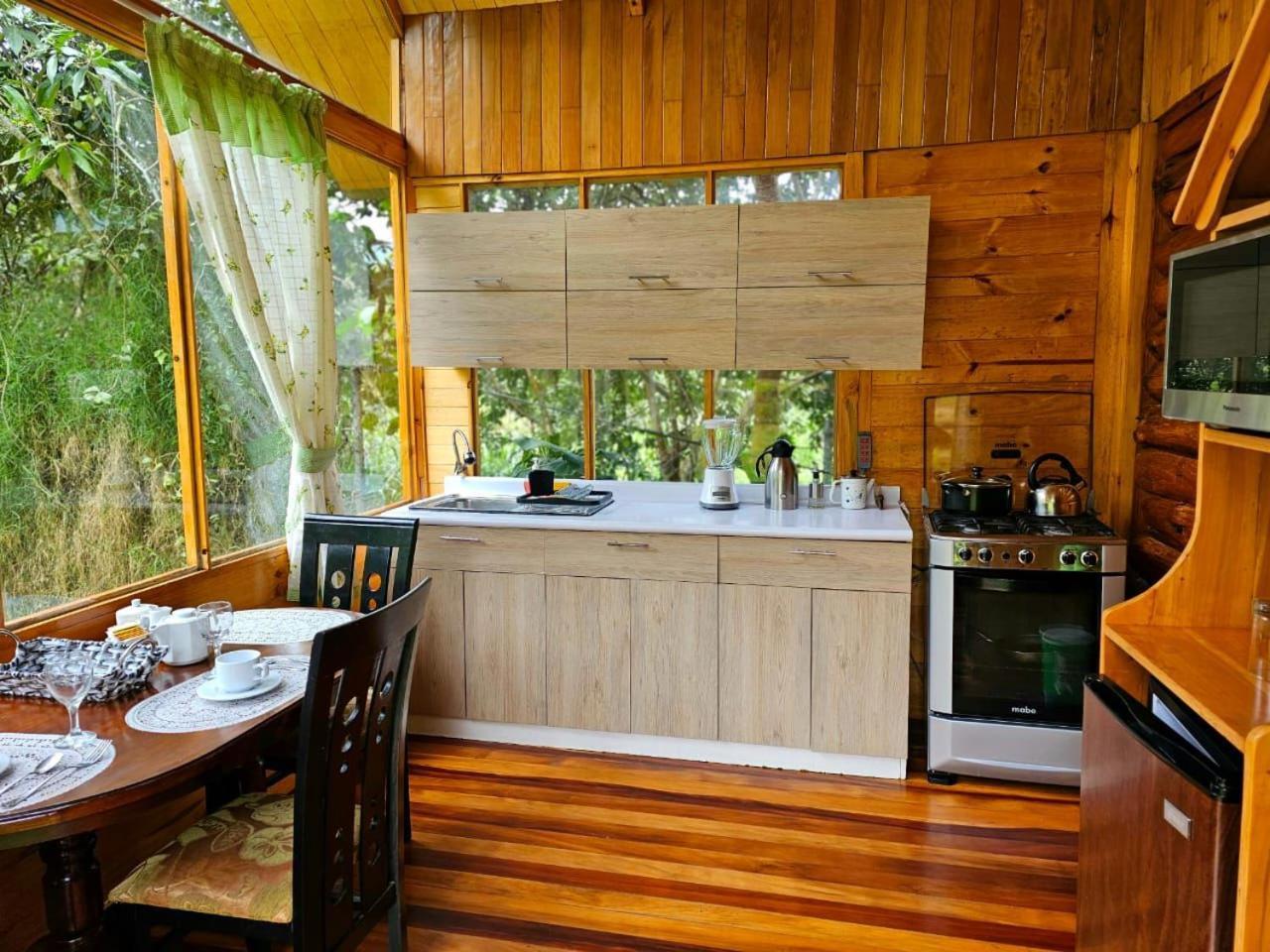 Hassinger Ranch Cabanas Оксапампа Екстериор снимка