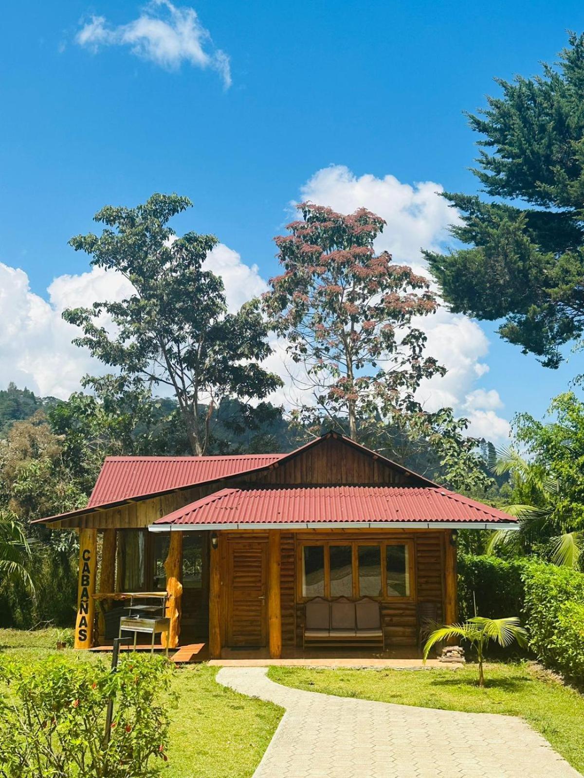 Hassinger Ranch Cabanas Оксапампа Екстериор снимка